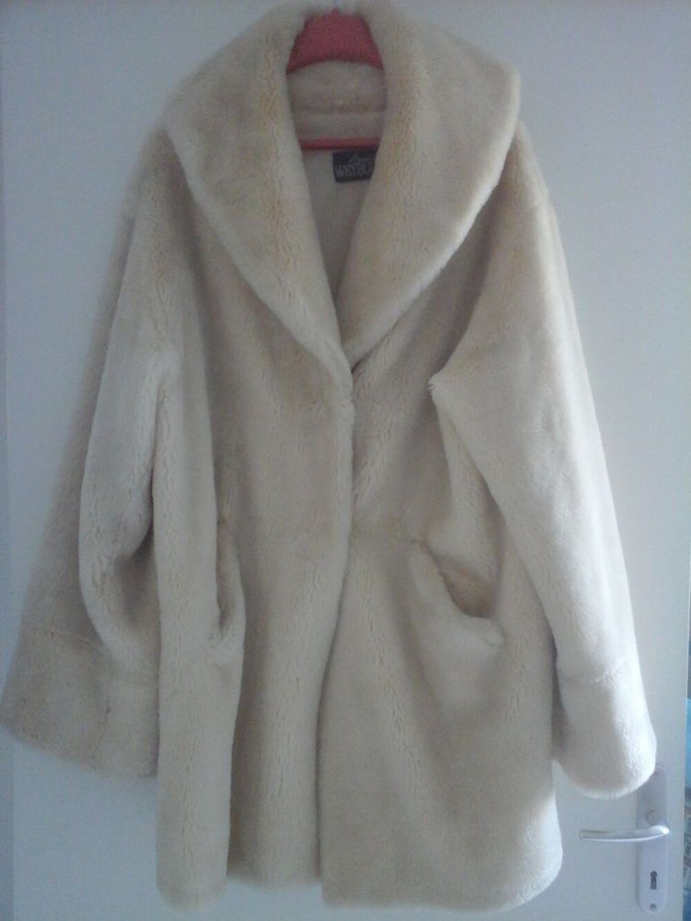 Un manteau de couleur cr&egrave;me en tr&egrave;s bon &eacute;tat. Vêtements