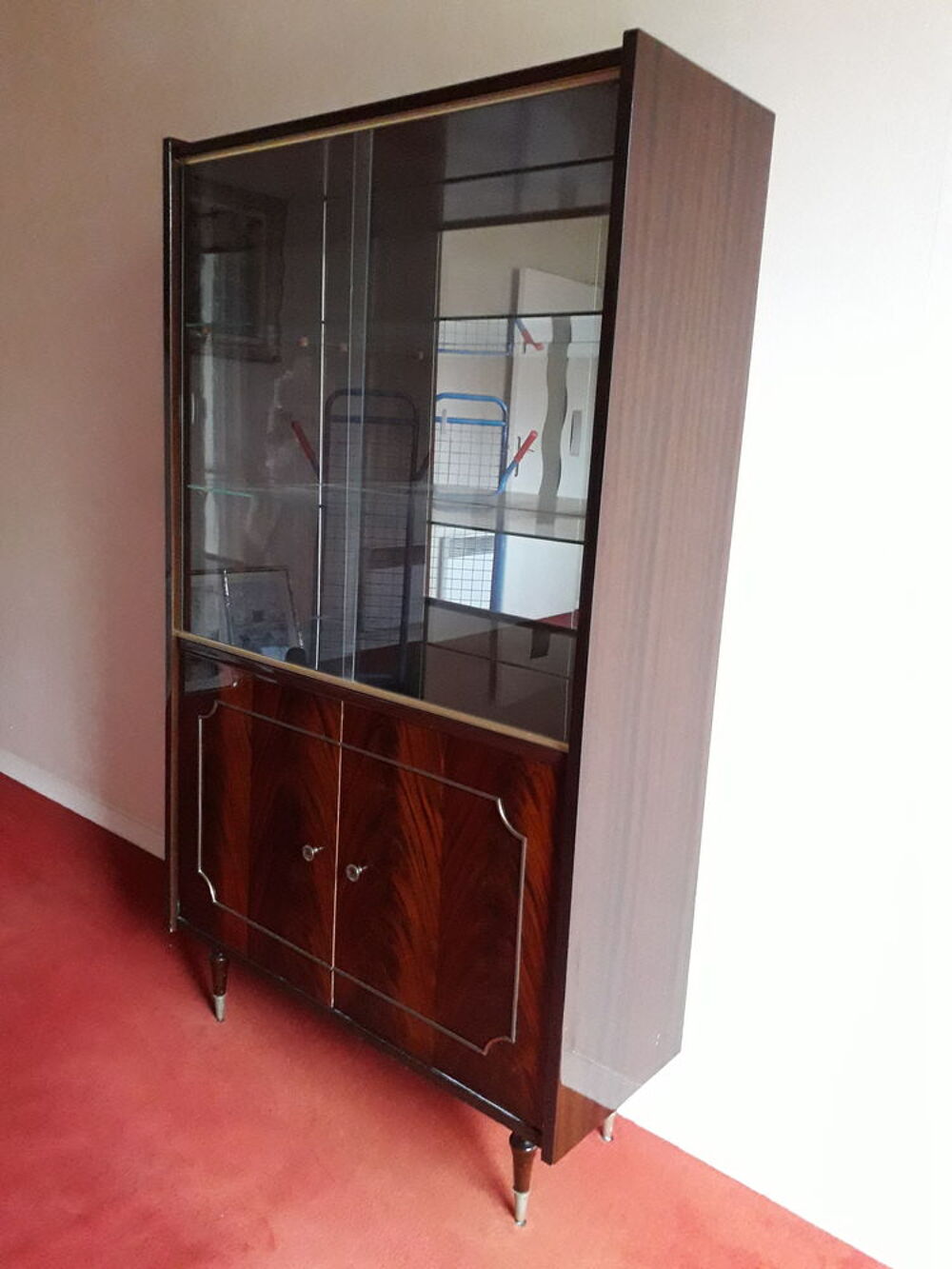 Ensemble buffet et vitrine laqu&eacute; acajou. Meubles