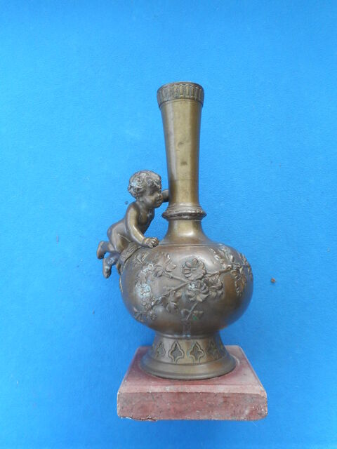 Vase en bronze à chérubin 125 Nieuil-l'Espoir (86)