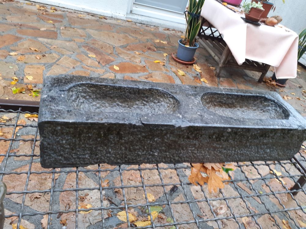, . abreuvoir en pierre bleue pour chat ou chien Jardin