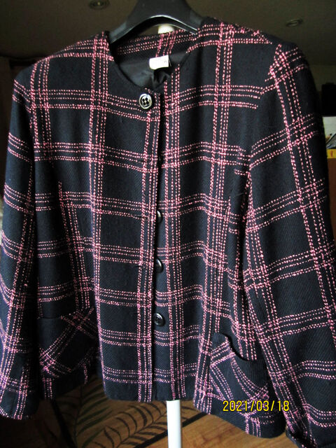 veste tailleur style CHANEL noire et filets roses 18 Saint-Alban-de-Roche (38)