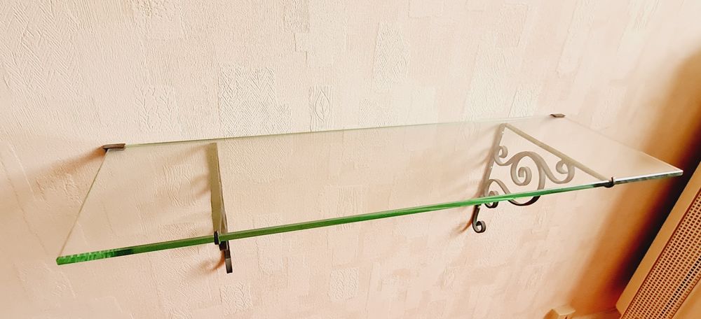 ETAGERE MURALE EN VERRE ET SUPPORT DE FIXATION EN BRONZE
Meubles