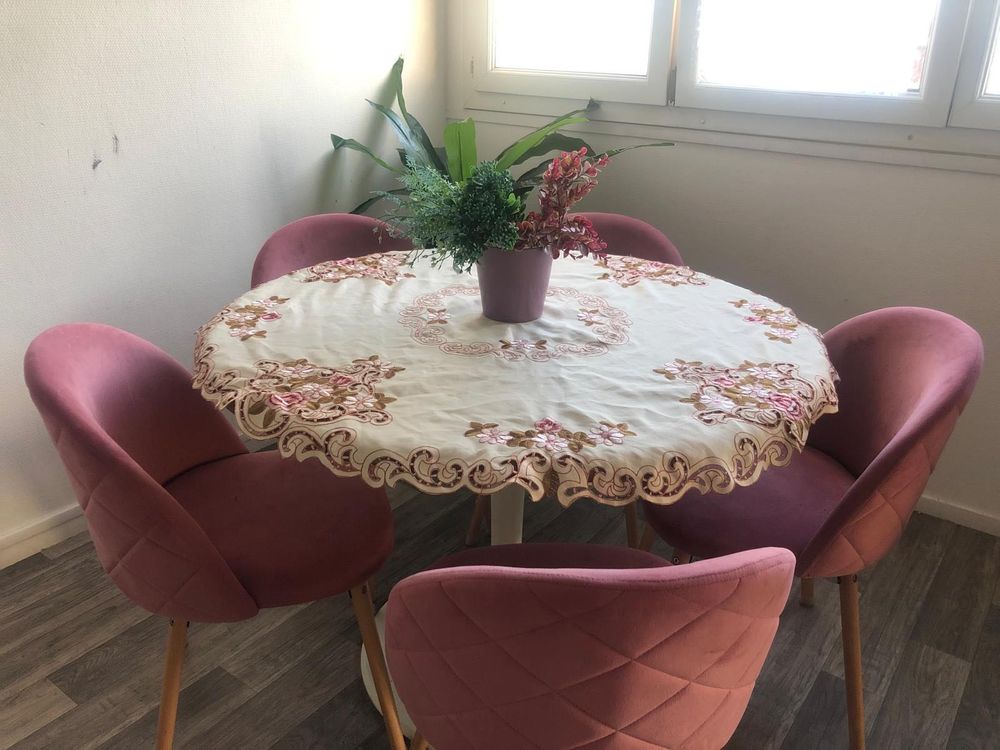 Tres jolie chaise moderne qui donne une ambiance magnifique comme neuf un peu utilis&eacute; 150 e Meubles