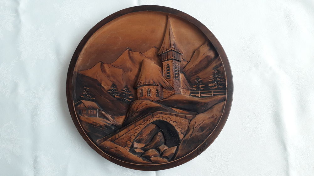 "Tableau en bois sculpt&eacute; motif montagnard
sign&eacute; CLEAL"
Décoration