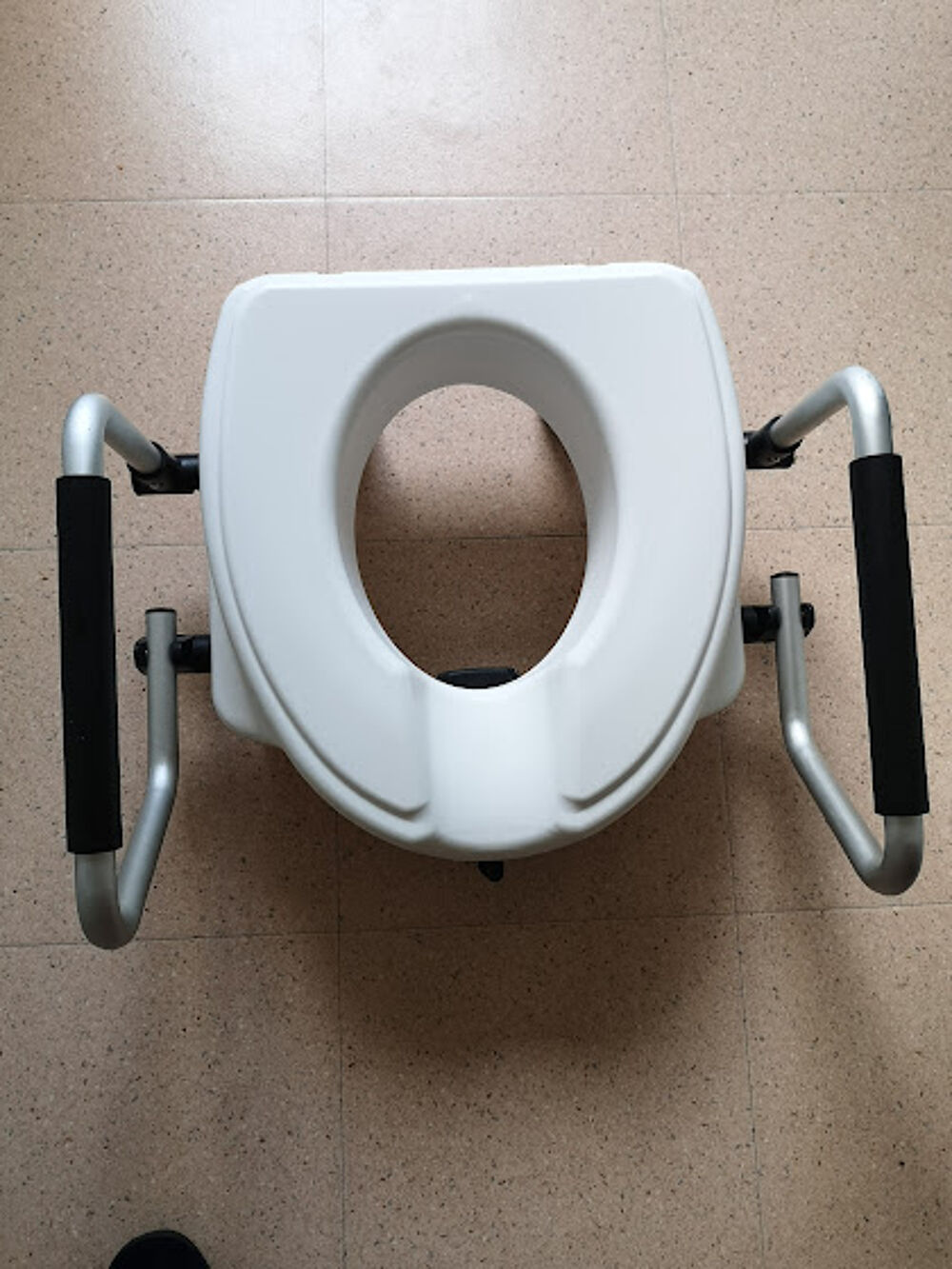 Rehausseur de toilettes avec accoudoirs TINA Puériculture