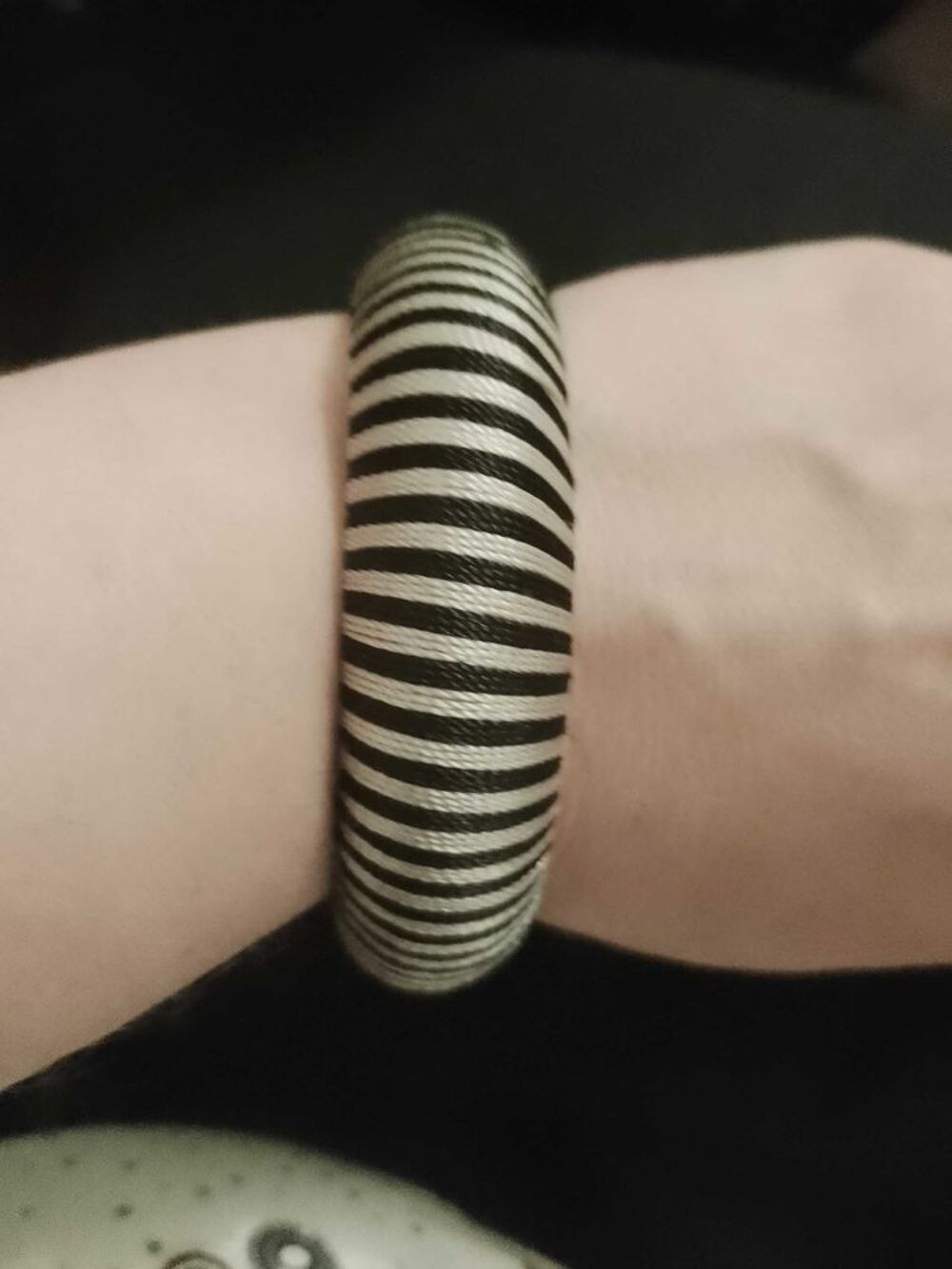 bracelet ray&eacute; gris noir en fils artisanal. Bijoux et montres