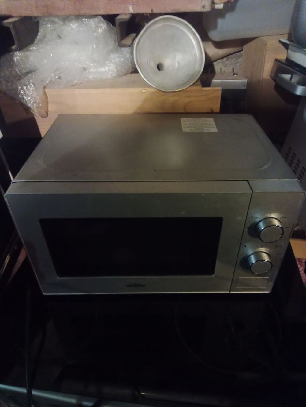 micro-ondes de couleur argent&eacute; Electroménager