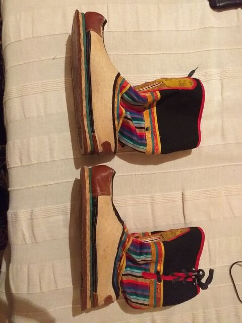  chaussures artisanales anciennes du Nepal 0 Villeneuve-Loubet (06)