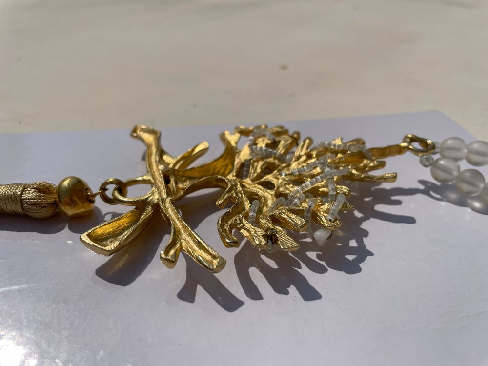 Collier Arbre dor&eacute; + enfilage perles rocailles passementerie Bijoux et montres