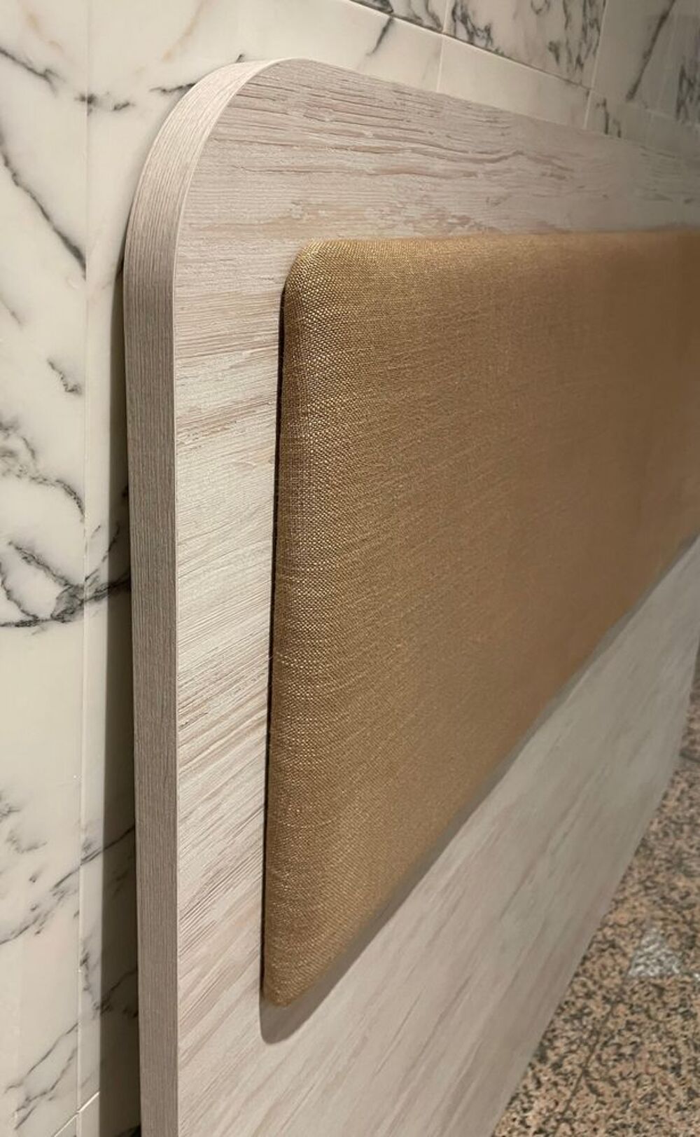 T&ecirc;te de lit neuve, style moderne, beige dor&eacute; Meubles