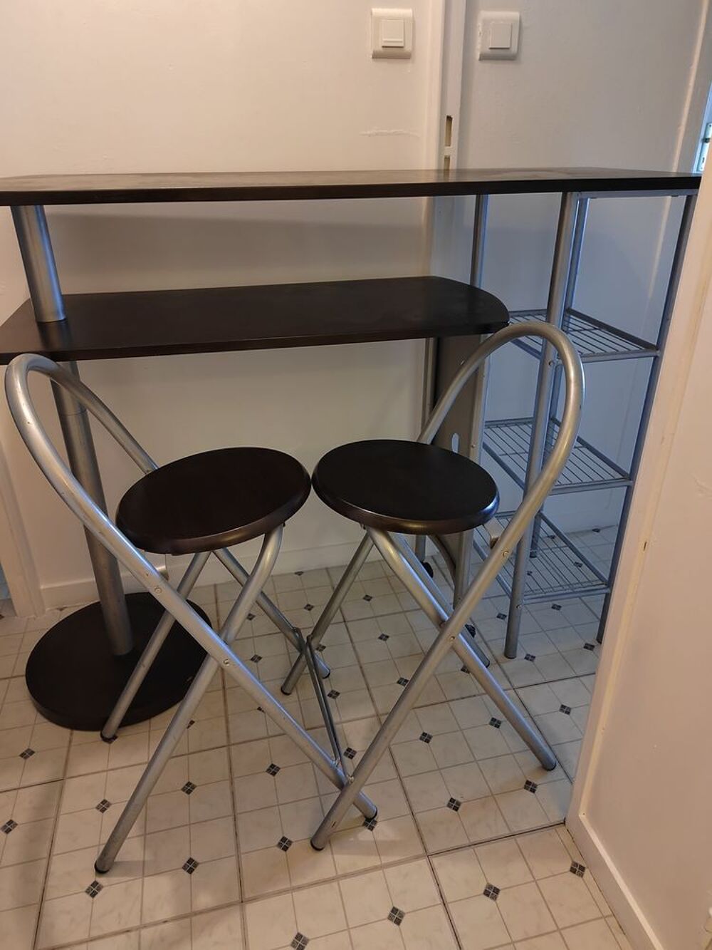 Mange debout avec 2 tabourets Meubles