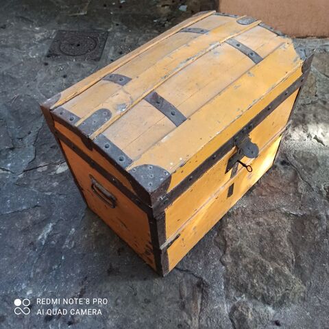 coffre en bois ancien du fabiquant 95 La Seyne-sur-Mer (83)