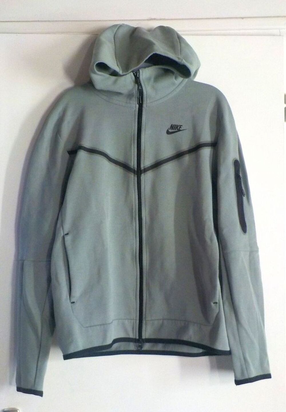 VESTE A CAPUCHE VERT PALE NIKE TAILLE M Vêtements
