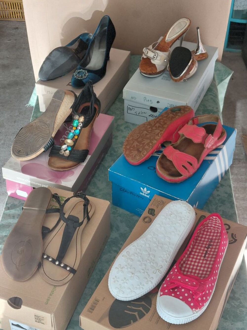 Differentes chaussures , femles- enfants et hommes. Chaussures