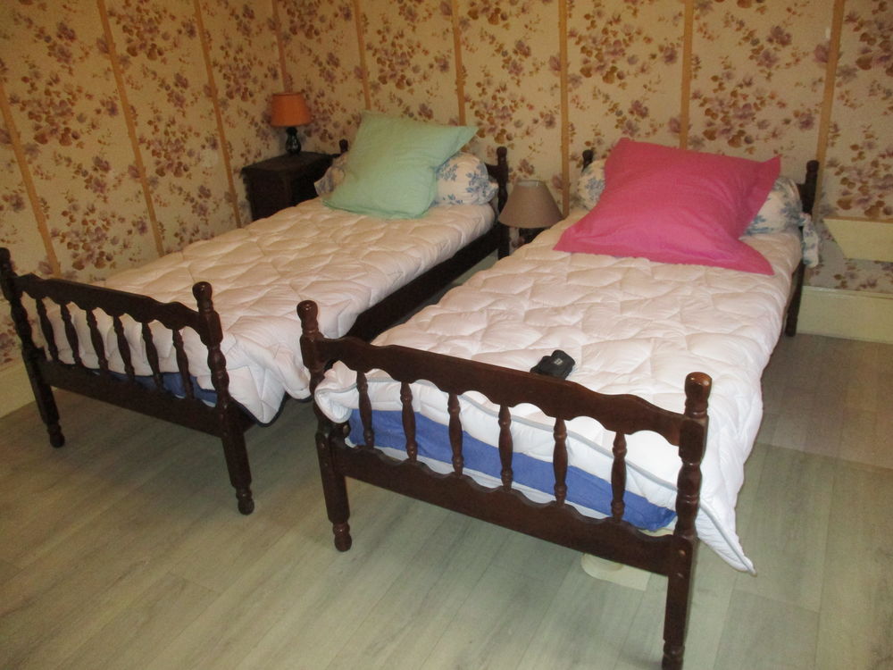 Chambre lits jumeaux Meubles