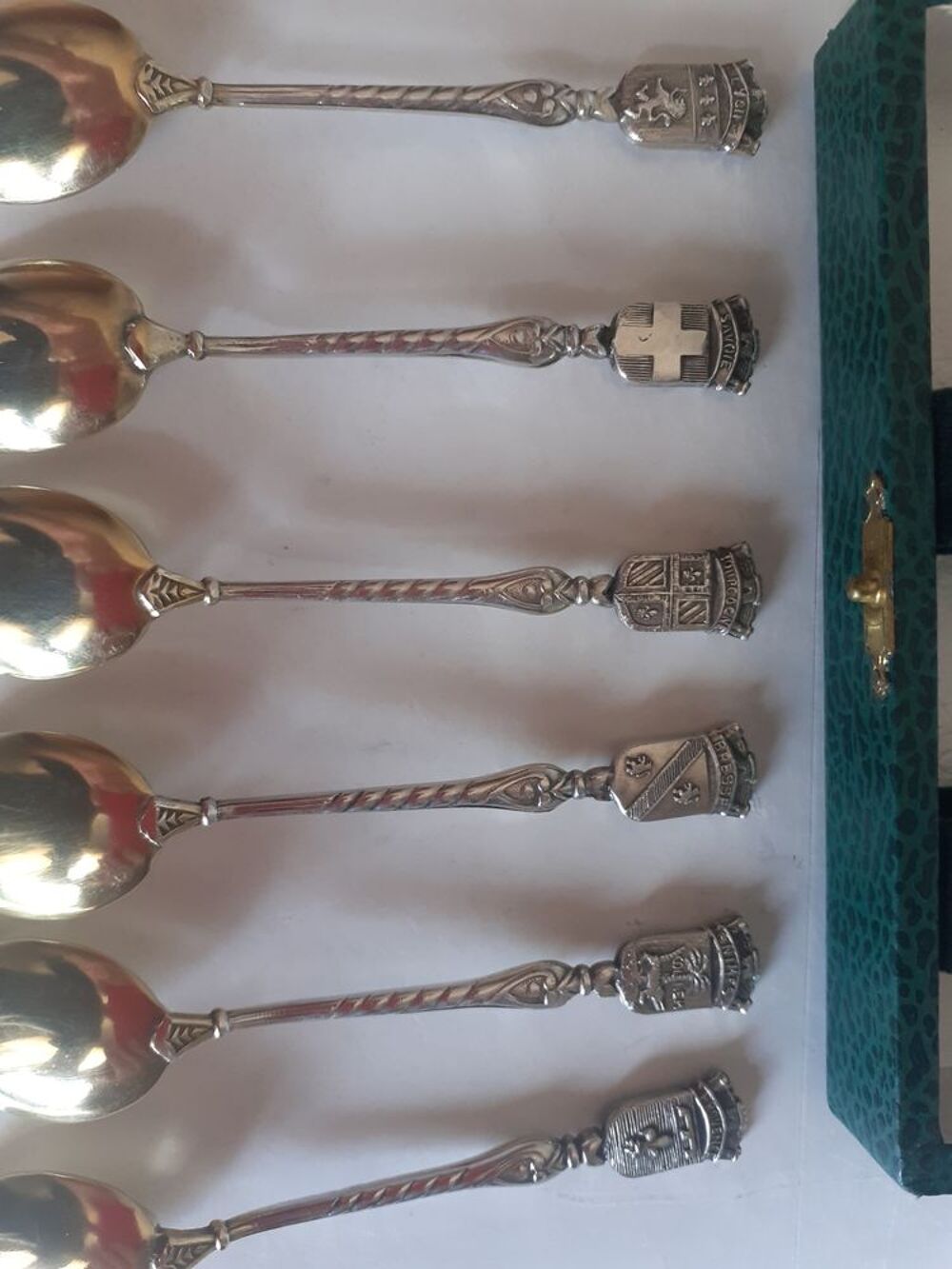 6 petites cuill&egrave;res dans joli coffret motif recto verso
Décoration