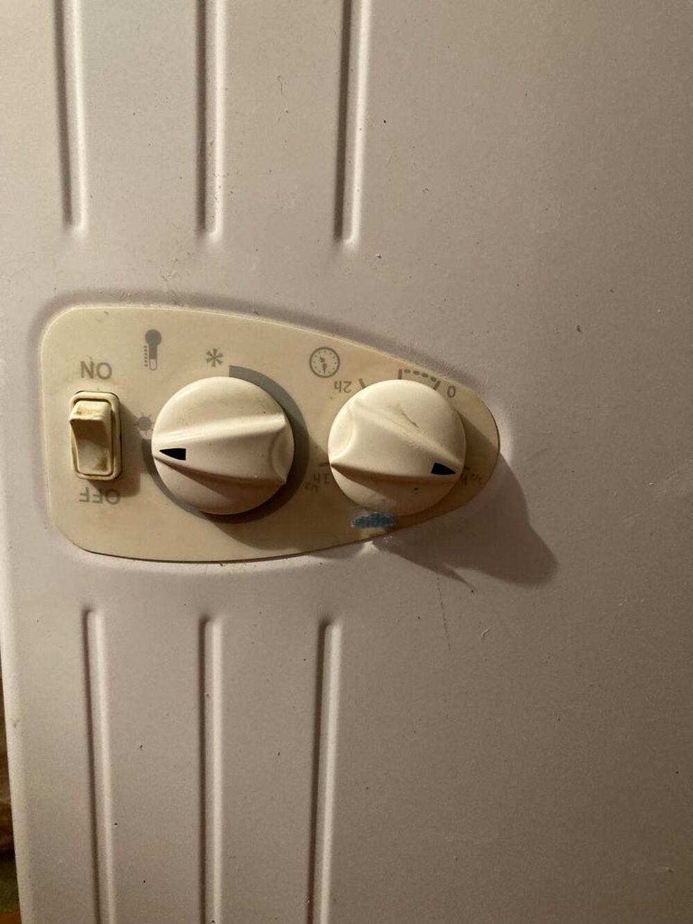 Radiateur Chauffe Serviettes en bon &eacute;tat avec support Electroménager