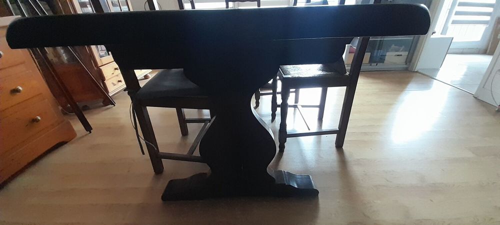 Magnifique Table en Ch&ecirc;ne massif 8 personnes 
Parfait &eacute;tat ! Meubles