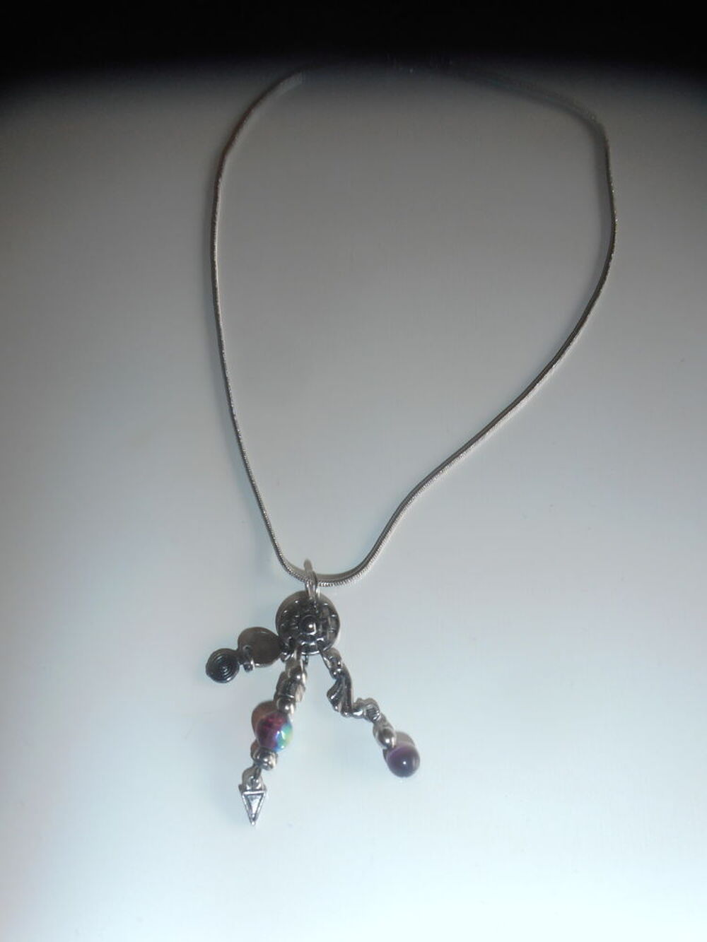 Collier breloques (28b) Bijoux et montres