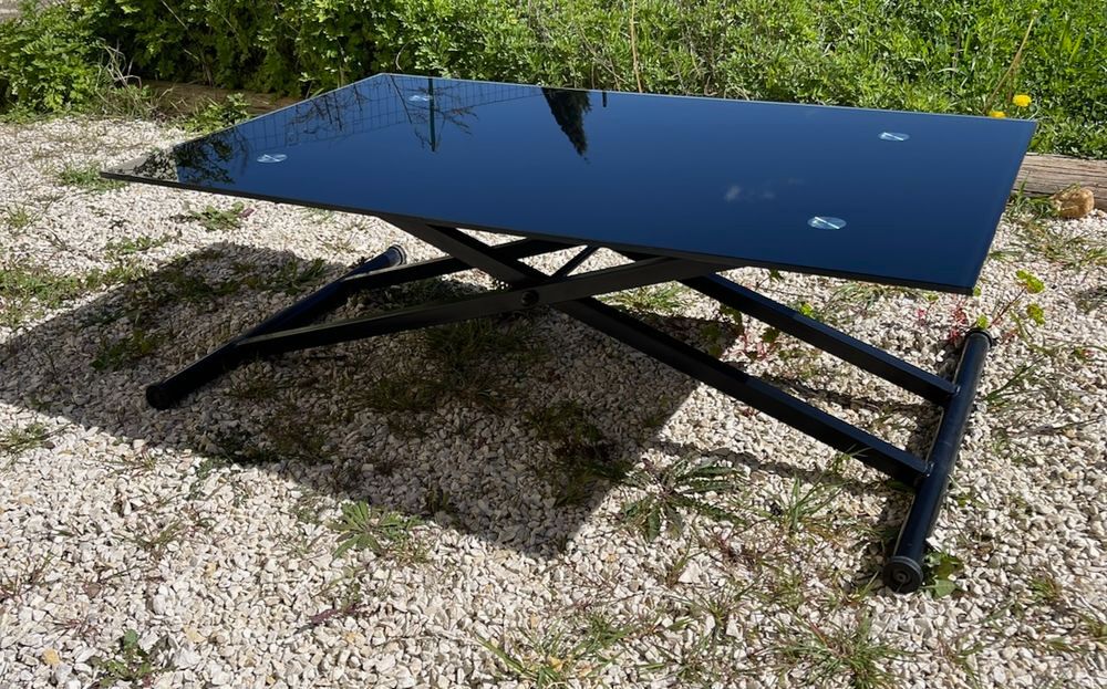 canap&eacute; cuir noir, table, fauteuils, machine &agrave; coudre Meubles