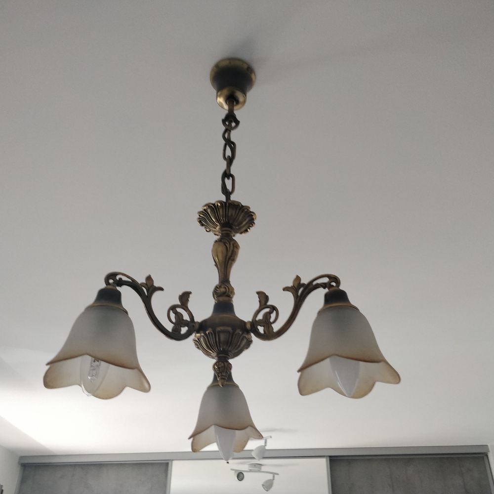 Lustre ancien en bronze dor&eacute;. Meubles