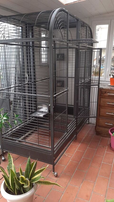 grande  cage  à   perroquet avec  séparation  au milieu  et tiroir et grille  en bas  de la cage Espéraza (11)