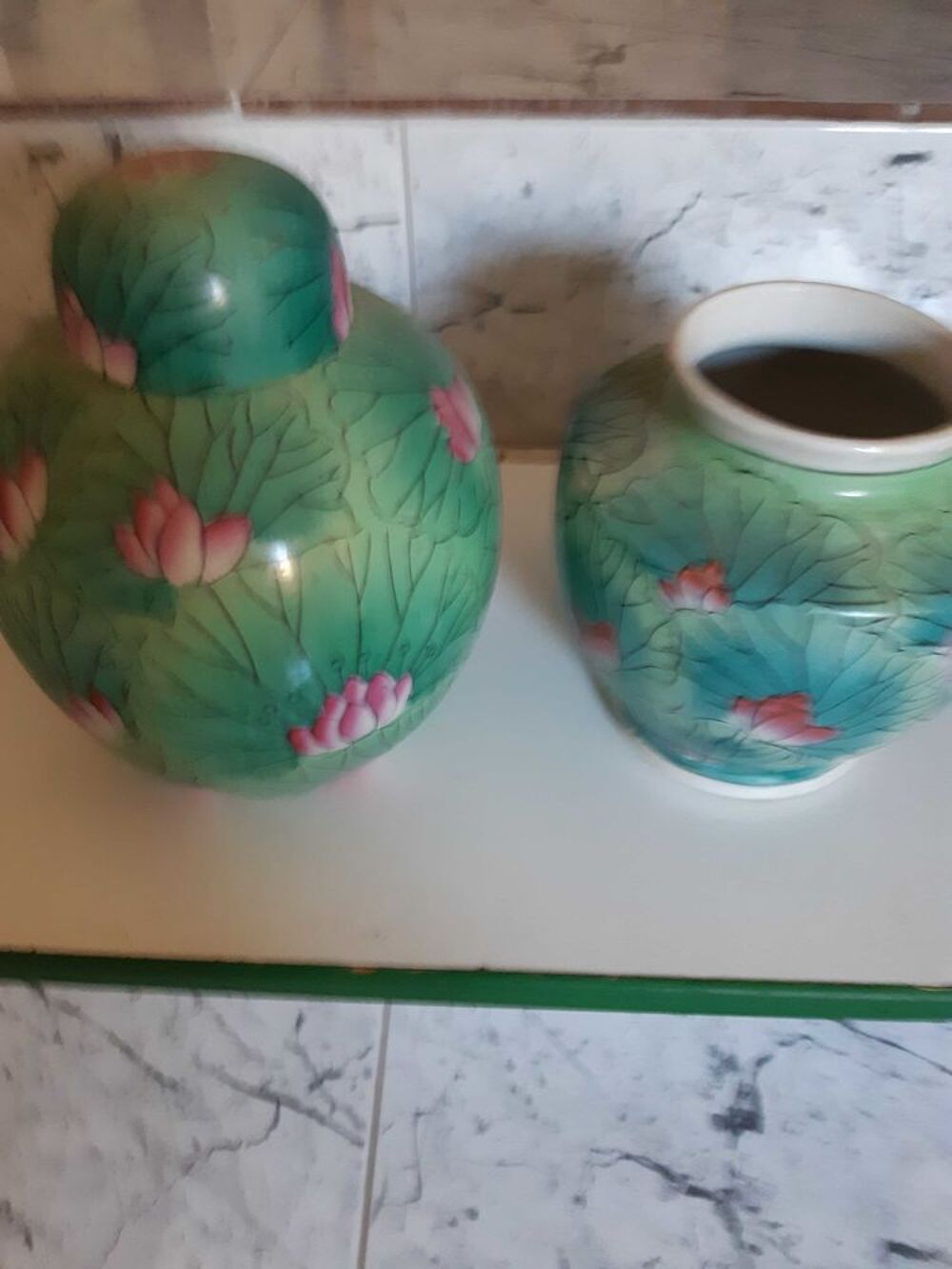 2 vases en faience vert Décoration