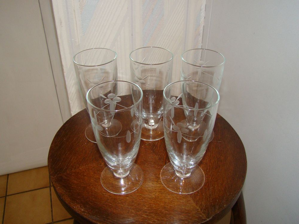 5 fl&ucirc;tes &agrave; champagne cristal grav&eacute; vintage ann&eacute;es 1960 
Cuisine