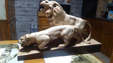 Couple de lions marchants  en c�ramique  polychrome sign� 
300 Dorat (63)