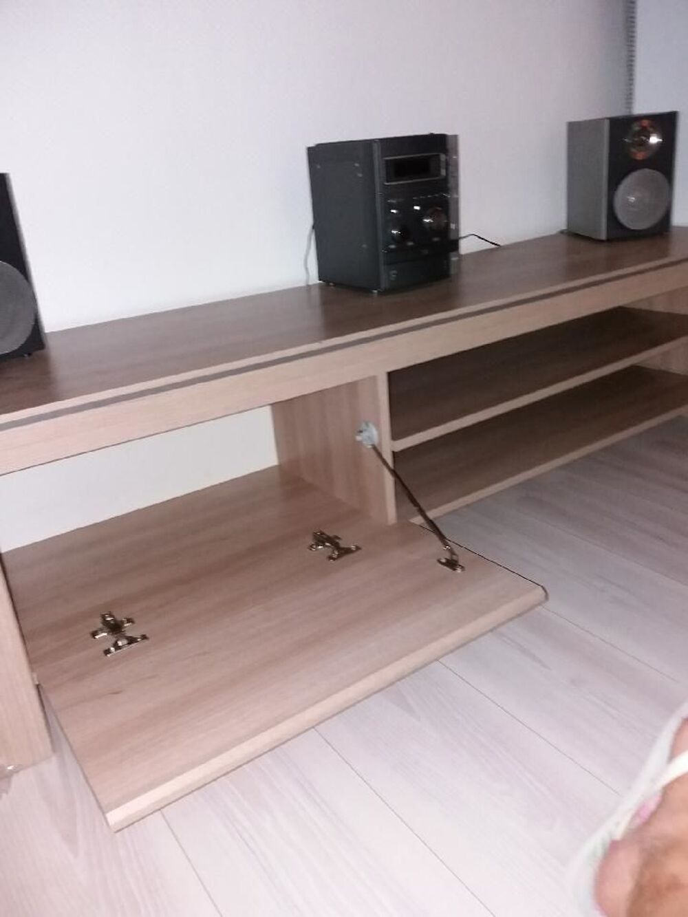table pour t&eacute;l&eacute; et armoire de rangement en bois Meubles