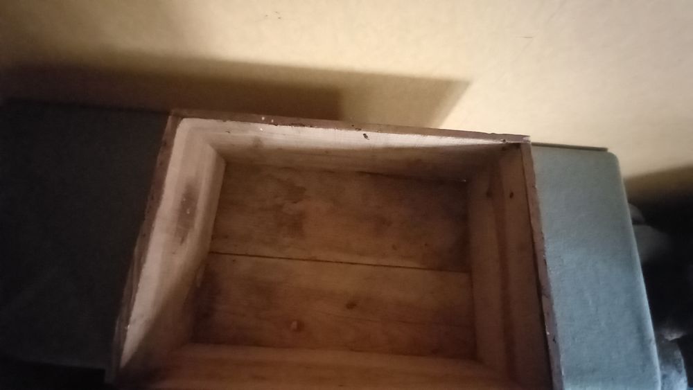 Ancienne caisse en bois 
Lait concentr&eacute; sucr&eacute; Décoration