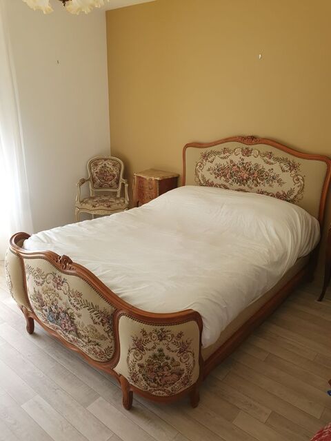 Lit style Louis XV  capitonné brodé 130 Montauban (82)