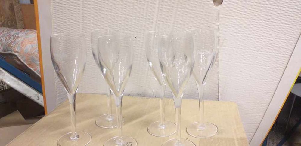  12 Verres champagne s&eacute;rigraphi&eacute;s "CHARLES VOLNER " 