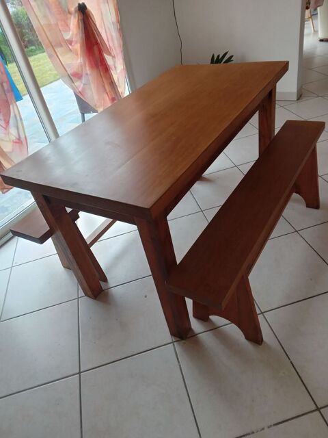 table + 2 bancs en chêne massif
L 1.32 m  - l 68 cm 300 Carquefou (44)