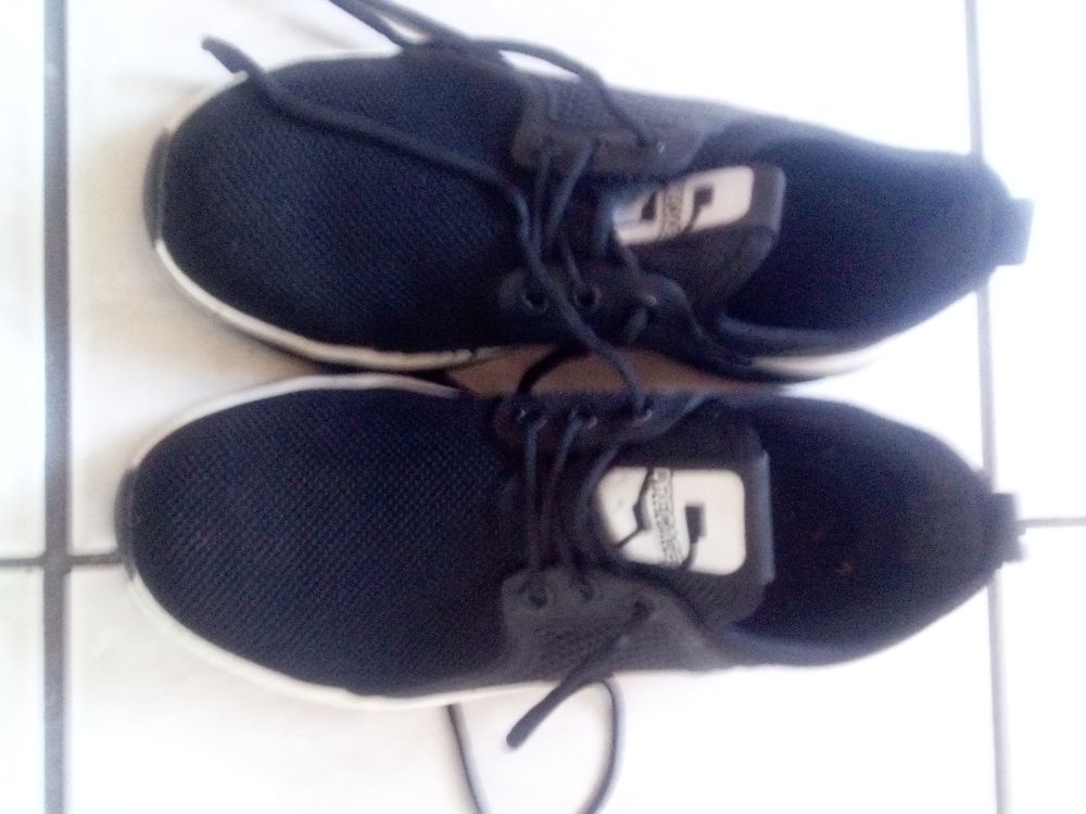 Chaussures de s&eacute;curit&eacute; basses , style baskets T 38 Chaussures