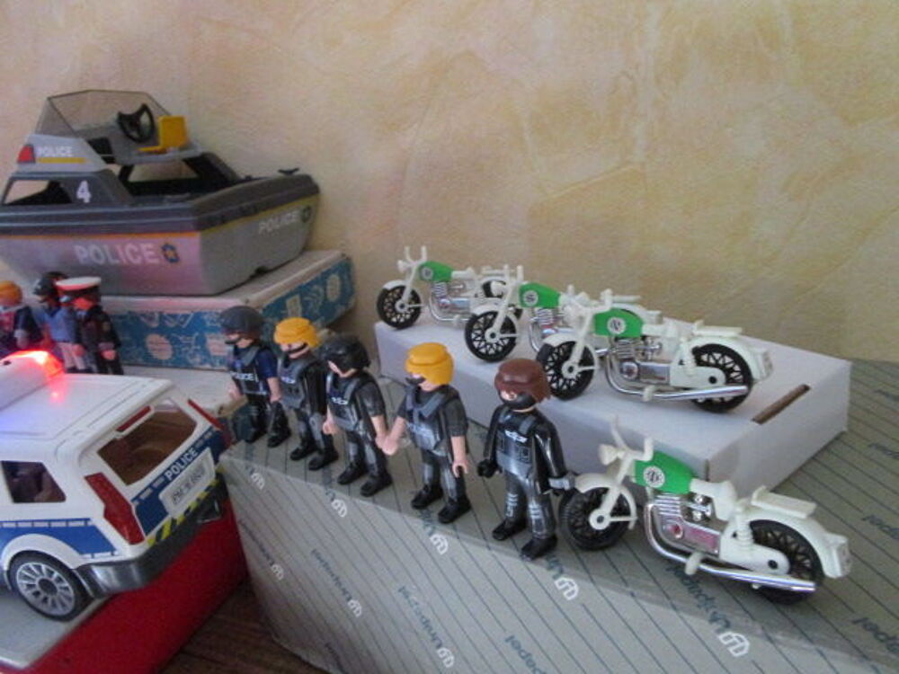 LOT PLAYMOBIL VOITURE +BATEAU+PERSONNAGES POLICE Jeux / jouets