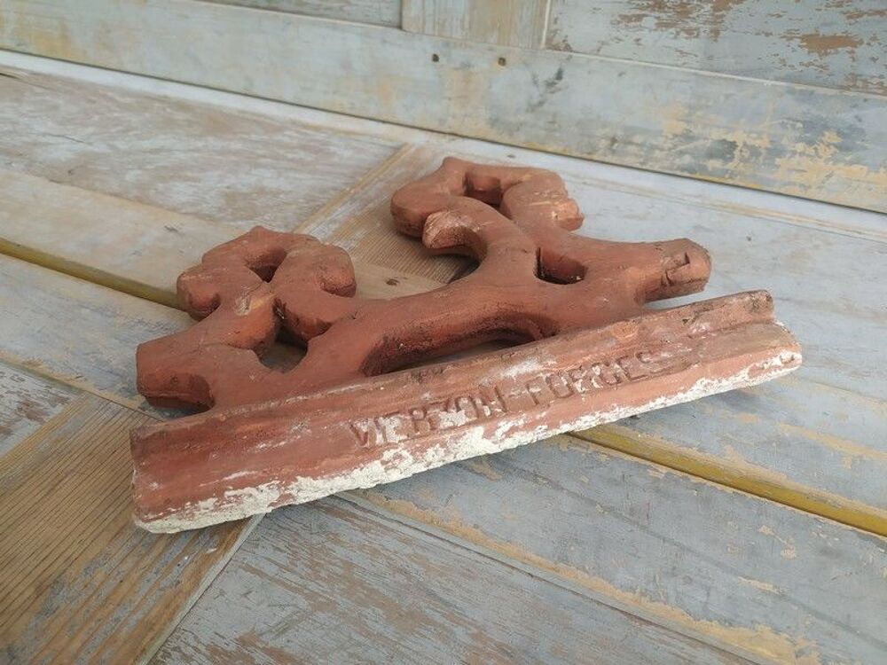 Ancienne Cr&ecirc;tes de Faiti&egrave;re en Terre Cuite Vierzon-Forges 
