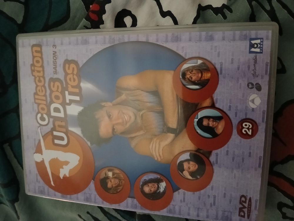 DVD UN DOS TRES
DVD 29
SAISON 3
DVD et blu-ray