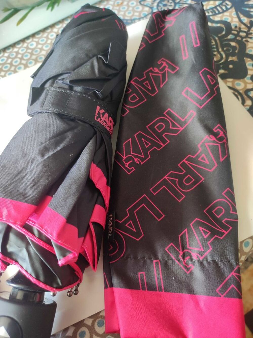 Parapluie collection Karl Lagerfeld jamais utilis&eacute;. avec &eacute;tiquette noir et rose Maroquinerie