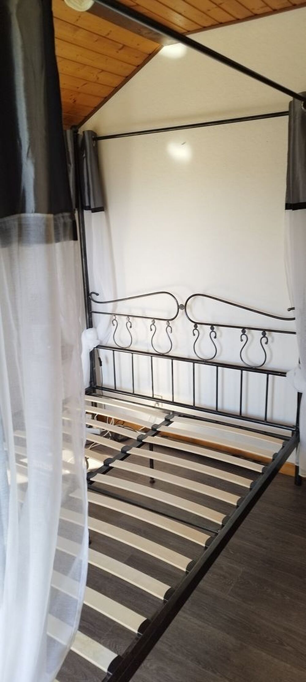 Lit m&eacute;tal baldaquin Meubles