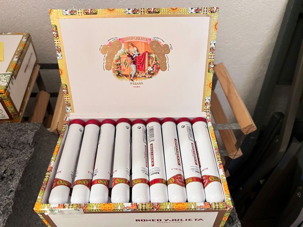 BO&Icirc;TE CIGARES ROM&Eacute;O ET JULIETTE 