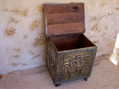 Coffre ch�ne et cuivre repouss� 19�me 180 Chatou (78)
