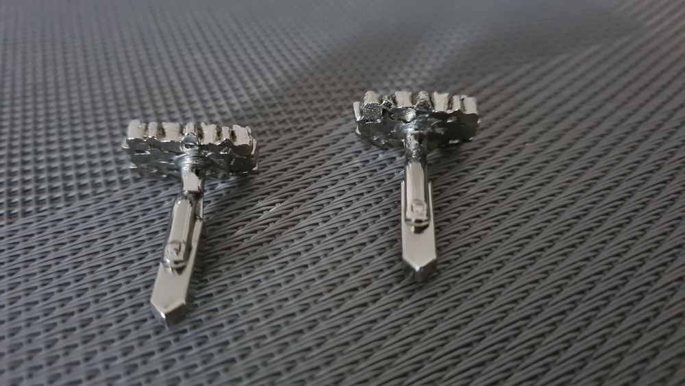 U ne paire de Boutons de manchettes Bijoux et montres