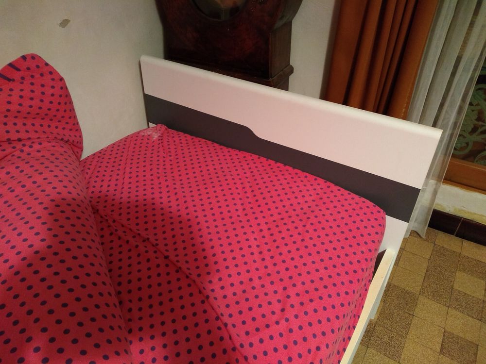 Lit 90cm d&eacute;cor blanc et gris Meubles