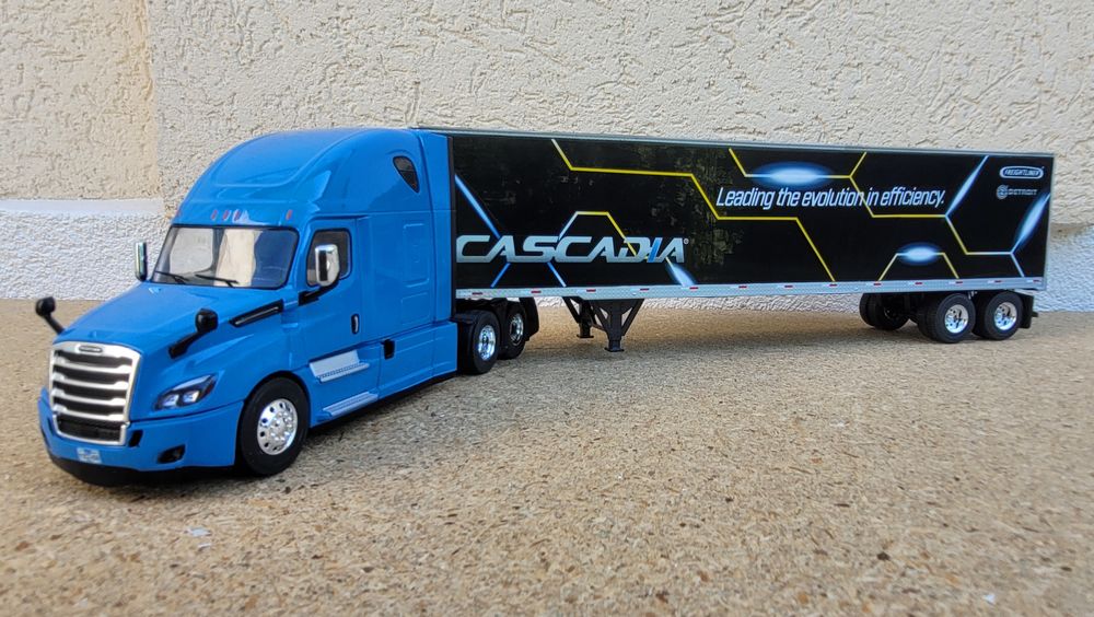 Freightliner Cascadia + semi-remorque fourgon 