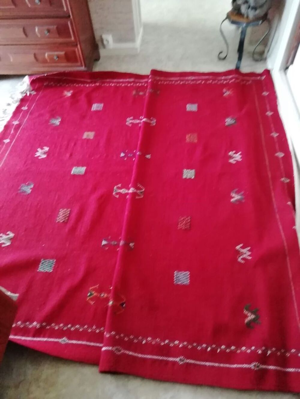 Tapis berb&egrave;re marocain rouge avec motifs berb&egrave;res
Décoration