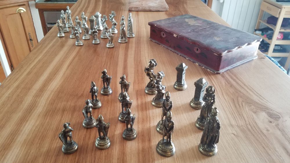 Jeu d &eacute;chec en &eacute;tain, sans damier. 
