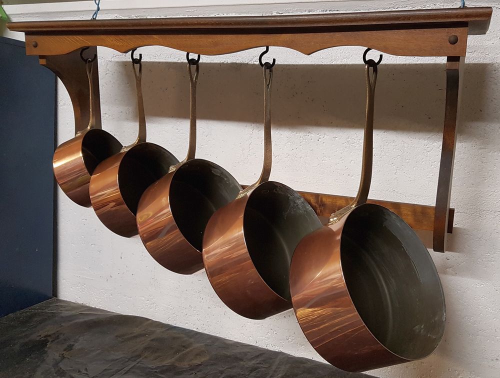 SERIE DE 5 CASSEROLES EN CUIVRE AVEC SUPPORT Décoration