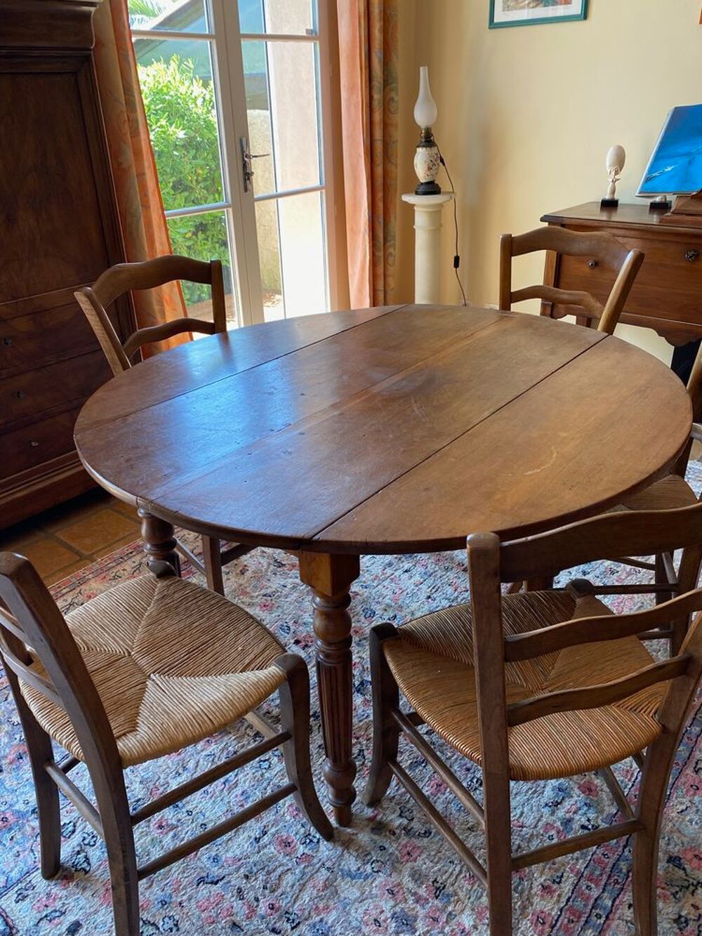 table de salle a manger et cinq chaises Meubles