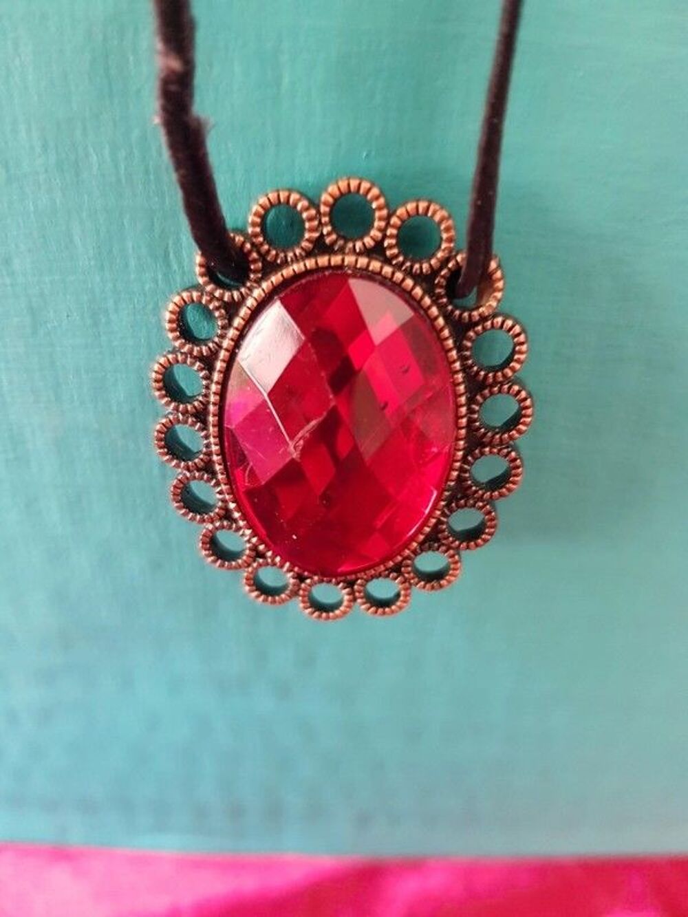 Collier pierre rouge monture couleur bronze neuf monter sur Bijoux et montres